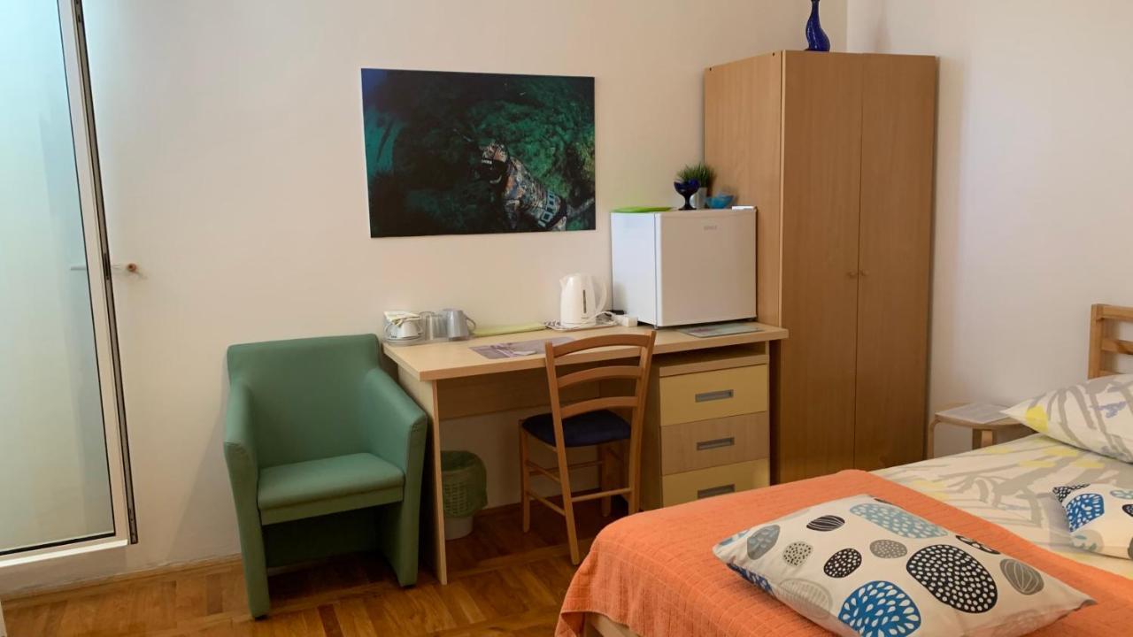 Studio Apartment And Rooms Adria โวดีเซ ภายนอก รูปภาพ