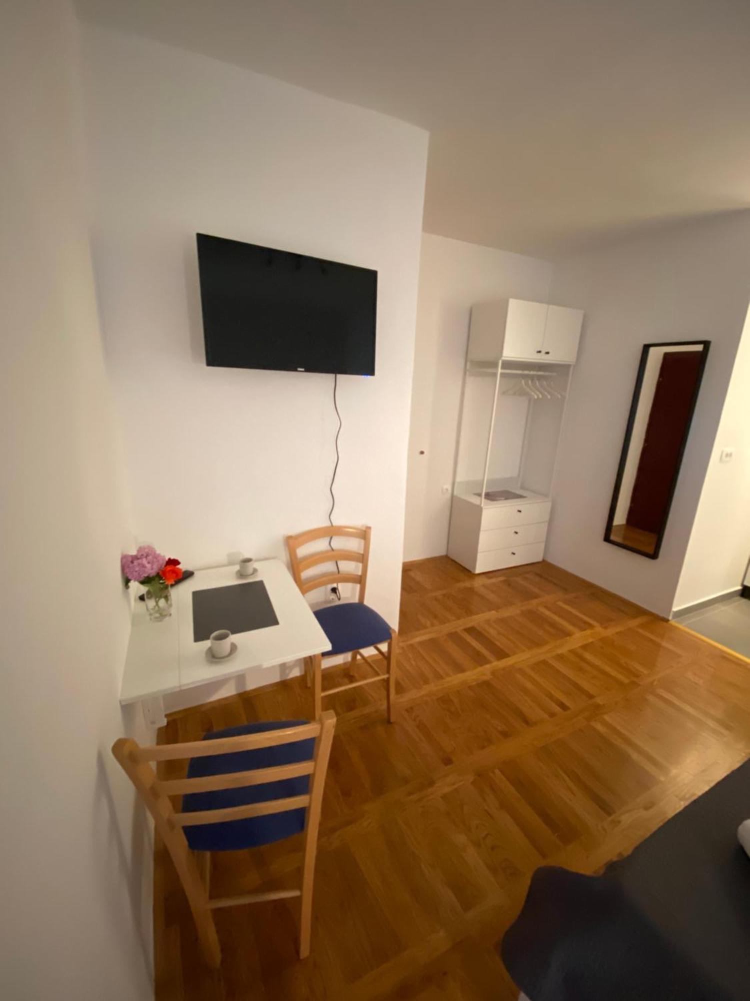 Studio Apartment And Rooms Adria โวดีเซ ภายนอก รูปภาพ