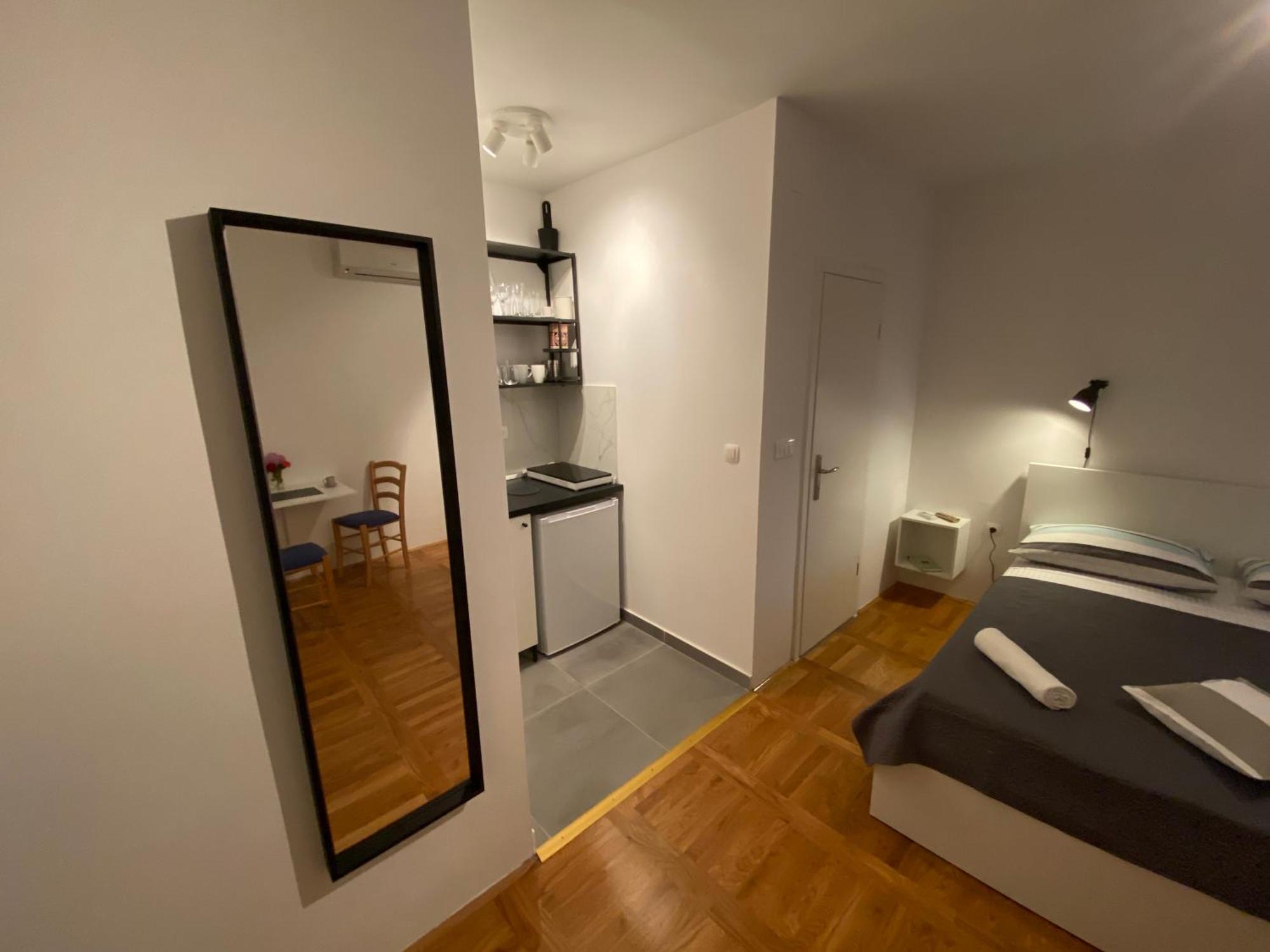 Studio Apartment And Rooms Adria โวดีเซ ภายนอก รูปภาพ